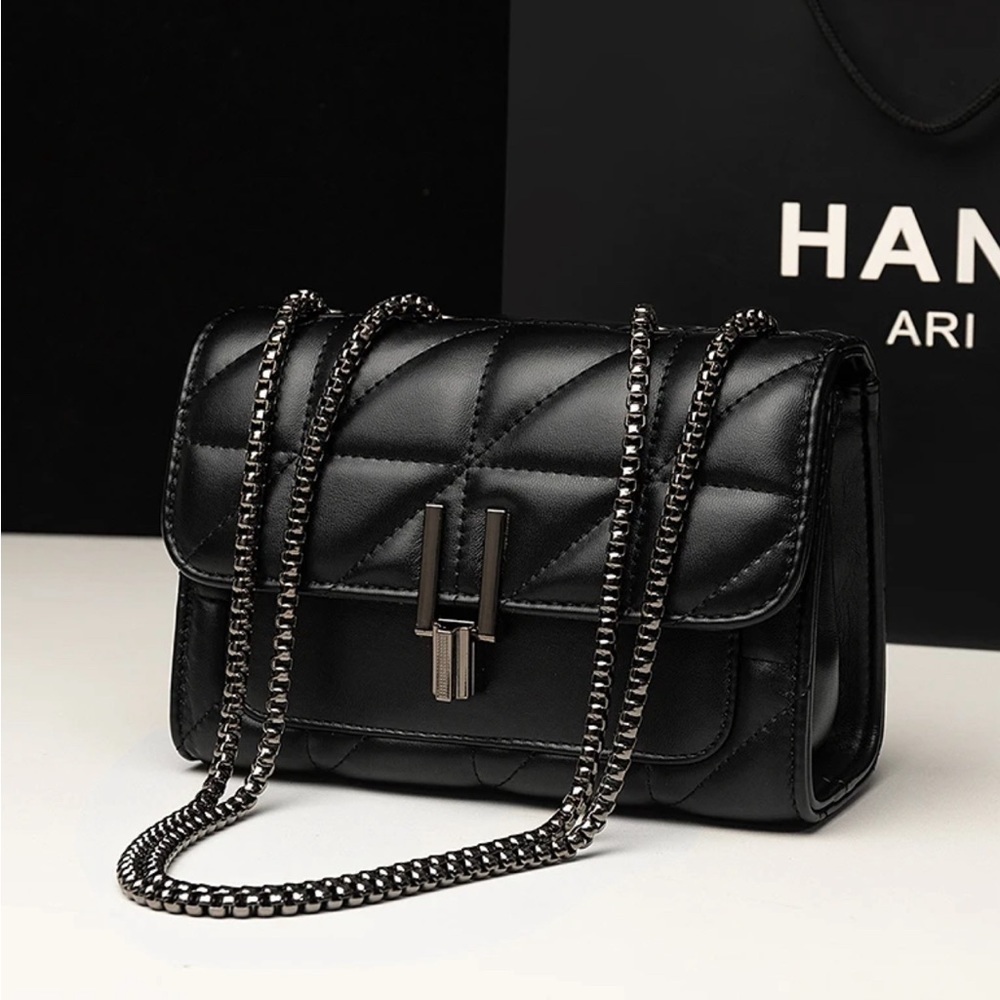 ✨🖤♥️NWT Classic Black Quilted Chain Strap Crossbody Bag Gold Hardware Versatile